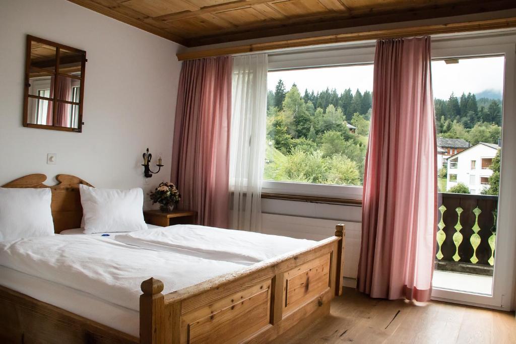 Postel nebo postele na pokoji v ubytování Hotel Restaurant Chesa