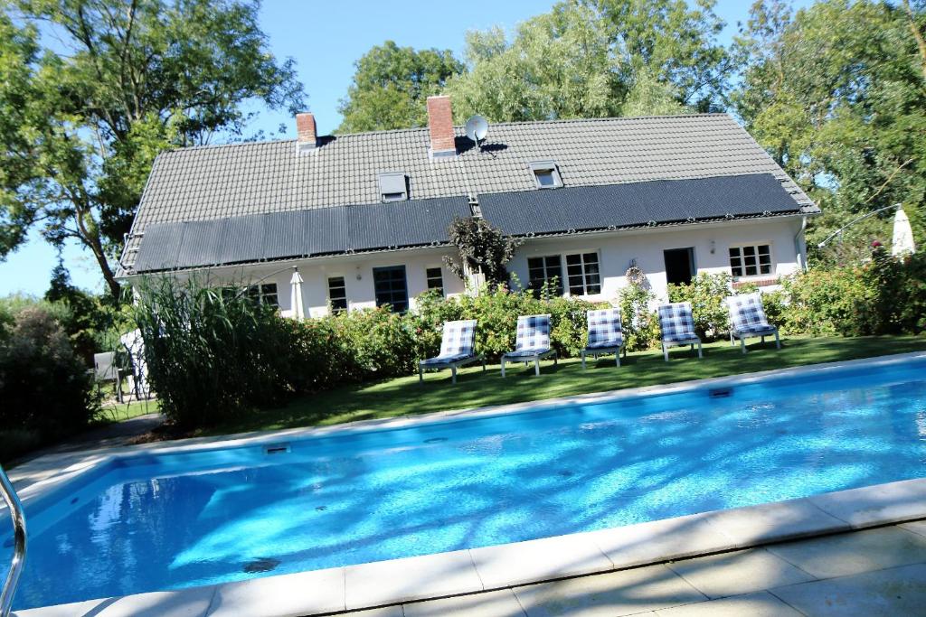 una casa con piscina di fronte a una casa di Haus West a Mechelsdorf