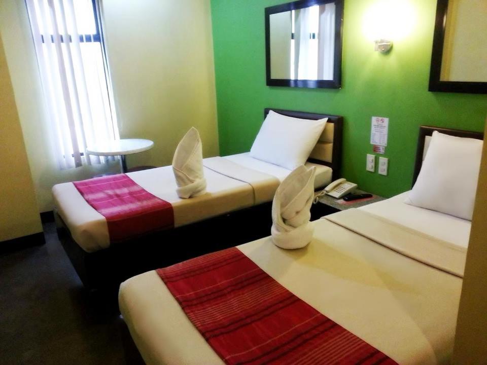 Postel nebo postele na pokoji v ubytování Express Inn Cebu Mabolo