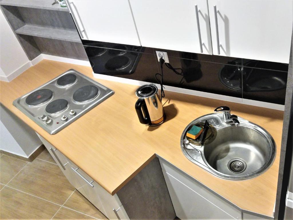 encimera de cocina con fregadero y fregadero en Hostel Kwadrans, en Gliwice