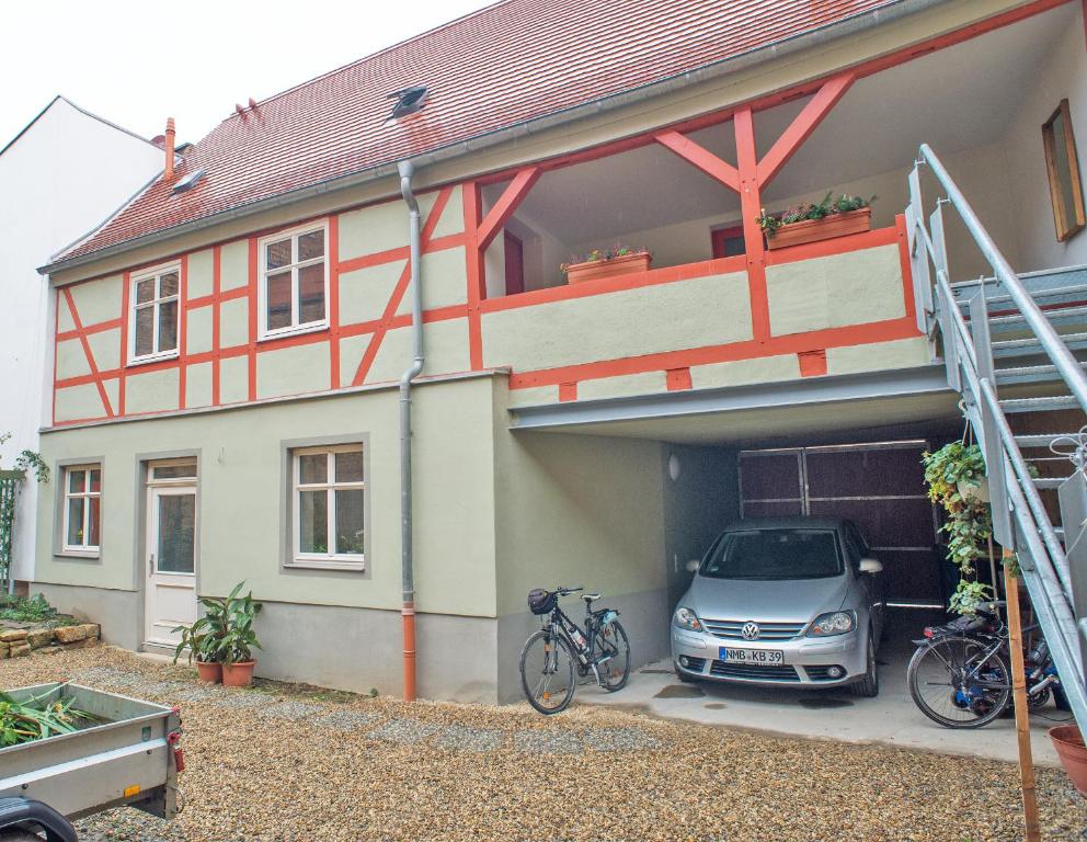 ナウムブルクにあるApartment Naumburgの家屋のガレージに駐車した車