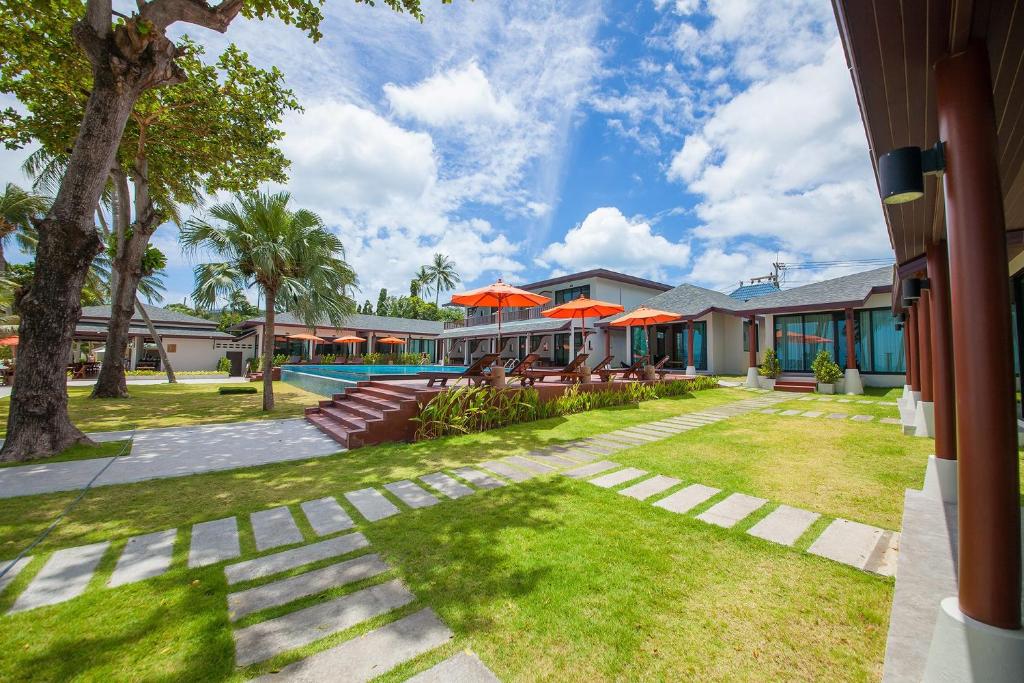 Um jardim no exterior de Samui Mermaid Beachfront