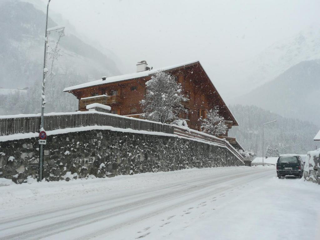 シャンペリーにあるCeline 9, Champeryの雪に覆われた家