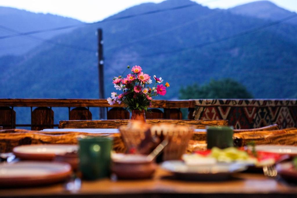 een tafel met een vaas met bloemen erop bij Guest house Dilijan Orran in Dilidzjan