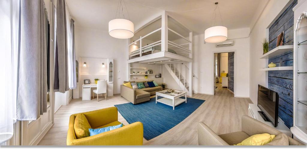 ブダペストにあるStunning Oktogon Homeのリビングルーム(黄色の椅子、ソファ付)、リビングルーム