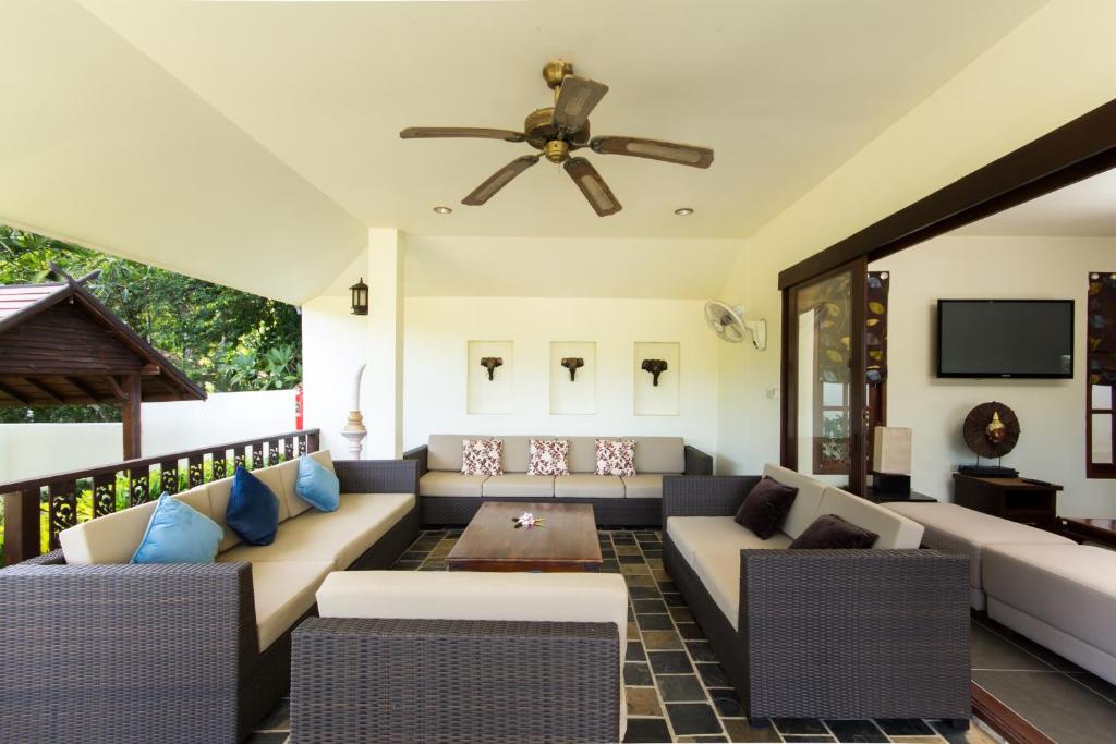 TV a/nebo společenská místnost v ubytování Idyllic Samui Beach Villa Resort
