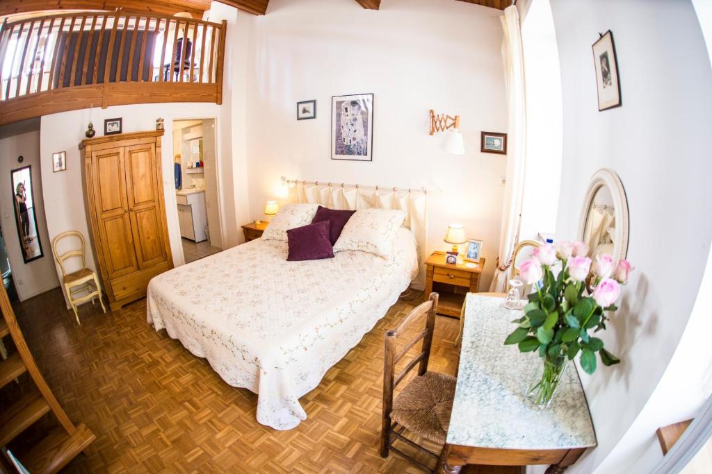 Postel nebo postele na pokoji v ubytování l'Arche des Chapeliers