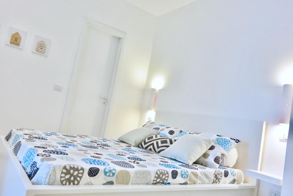 a bedroom with a bed with a blue and white comforter at Villa Alba in Acitrezza