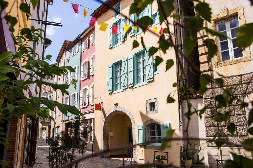 una calle en el casco antiguo en l'Arche des Chapeliers, en Foix