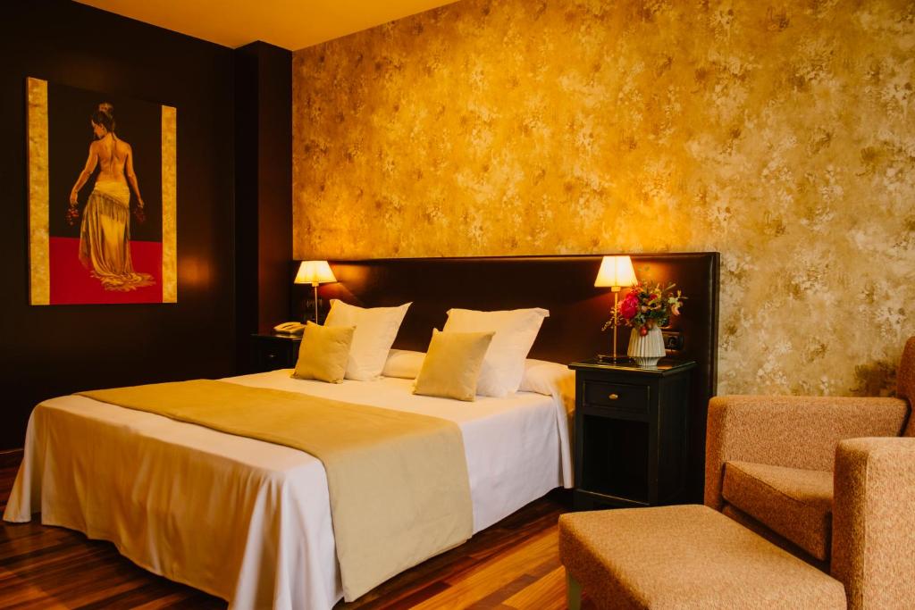 Una de las habitaciones  de «La Casa del Cofrade», La Rioja [Foto: Booking]