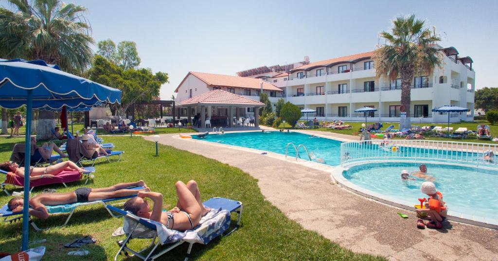 Bazén v ubytování Matoula Beach nebo v jeho okolí