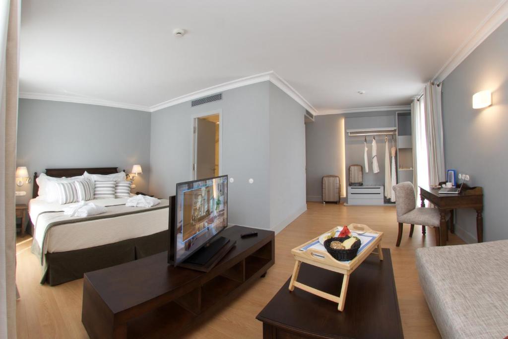 Postel nebo postele na pokoji v ubytování Aenos Hotel