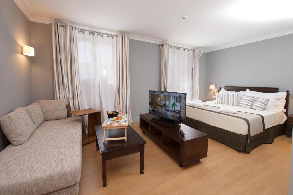 Postel nebo postele na pokoji v ubytování Aenos Hotel