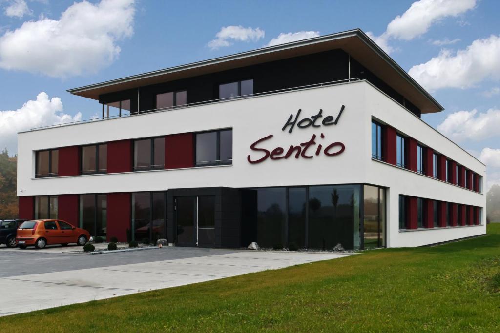 un edificio con un cartello usato per la sierato nella parte anteriore di Hotel Sentio a Vöhringen