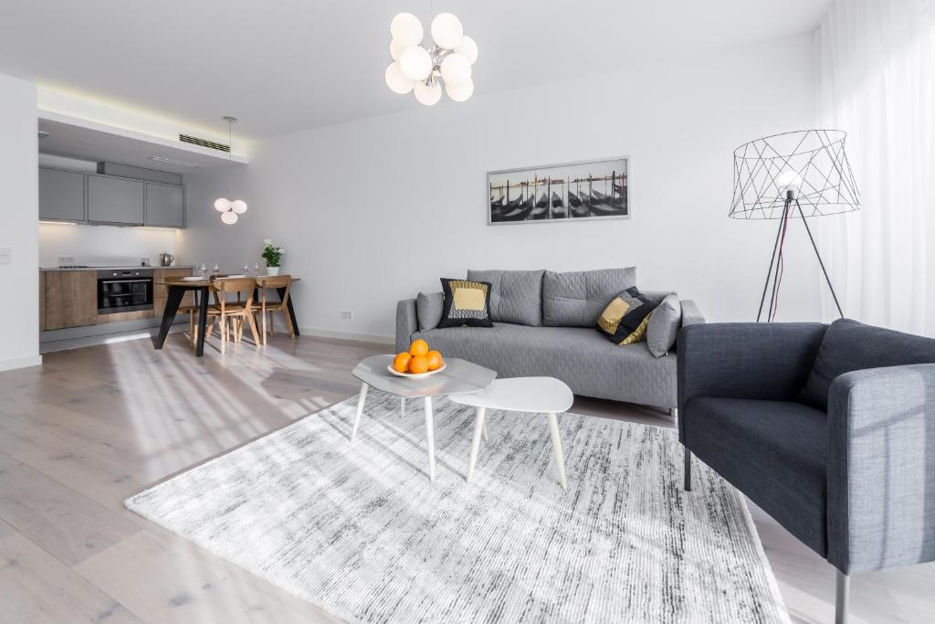 un soggiorno con divano blu e tavolo di Tallinn Premium Apartments a Tallinn