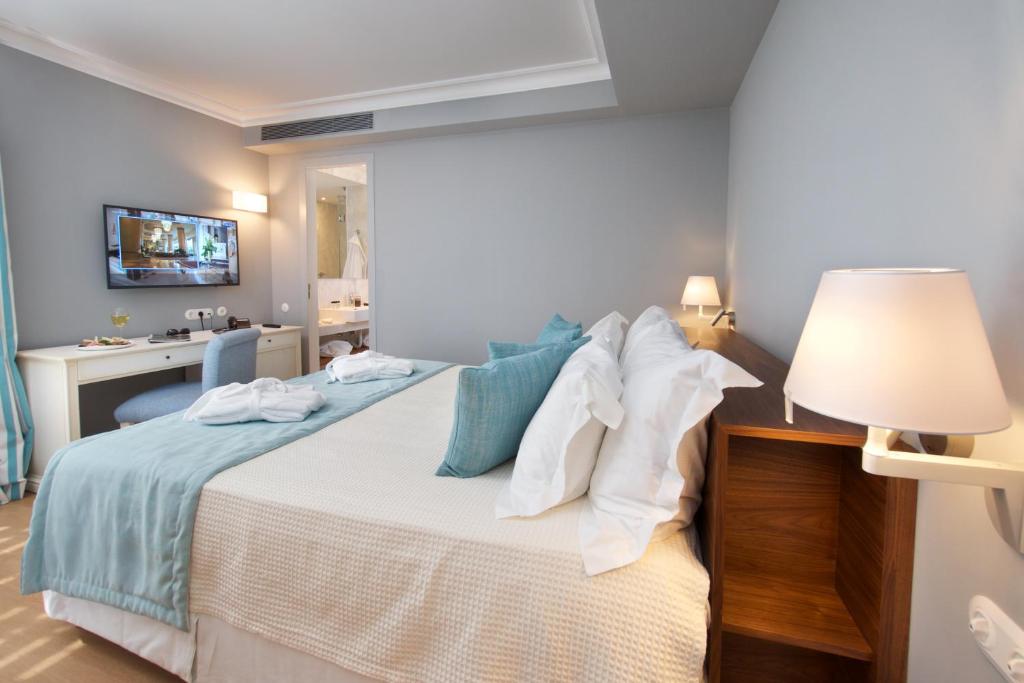 Postel nebo postele na pokoji v ubytování Aenos Hotel