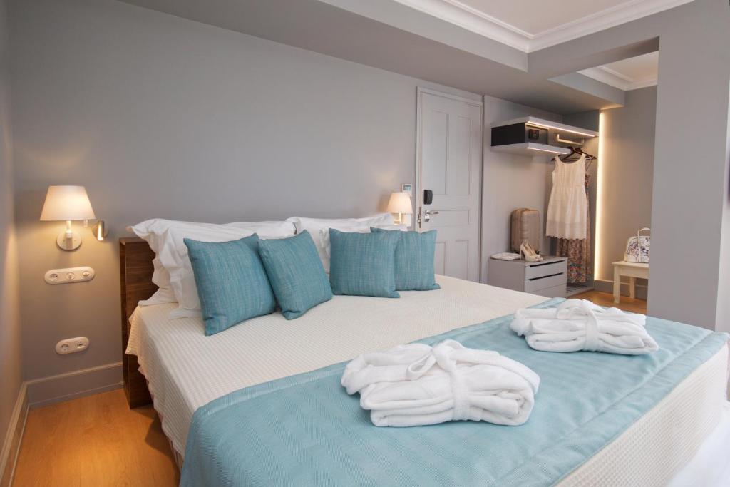 Postel nebo postele na pokoji v ubytování Aenos Hotel