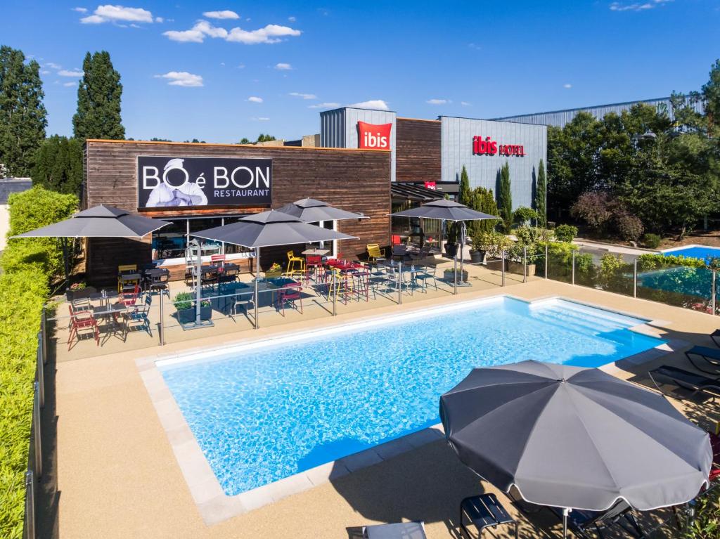 Bazén v ubytování Ibis Roanne Le Coteau Hotel Restaurant nebo v jeho okolí