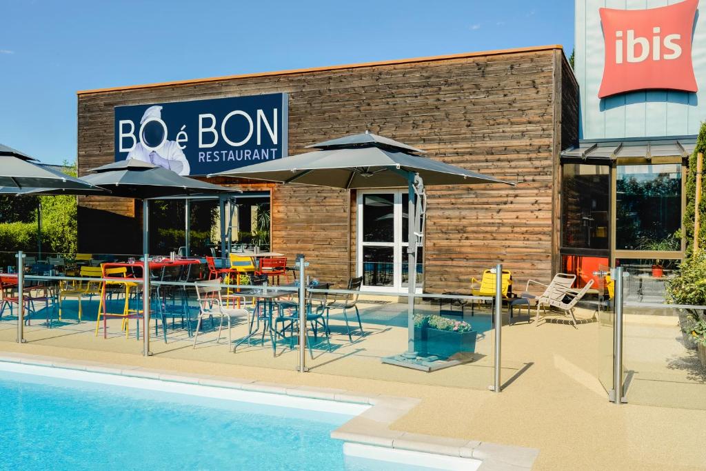 Bazén v ubytování Ibis Roanne Le Coteau Hotel Restaurant nebo v jeho okolí