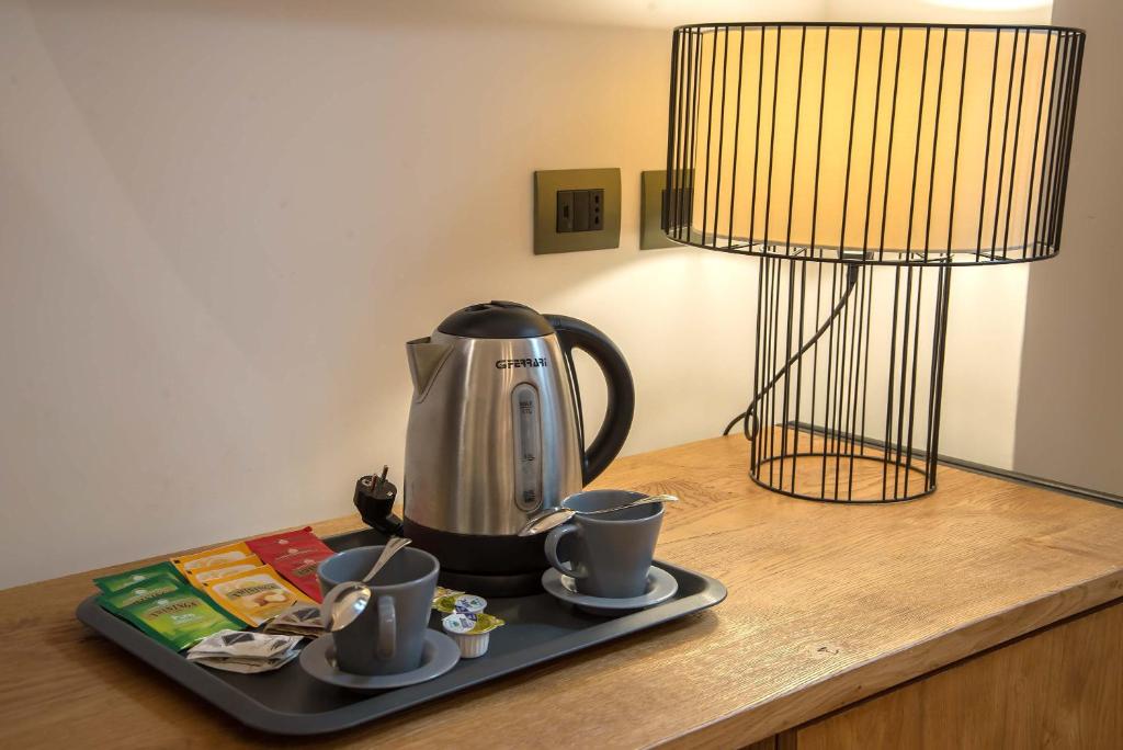 Příslušenství pro přípravu čaje a kávy v ubytování Navona Essence Hotel