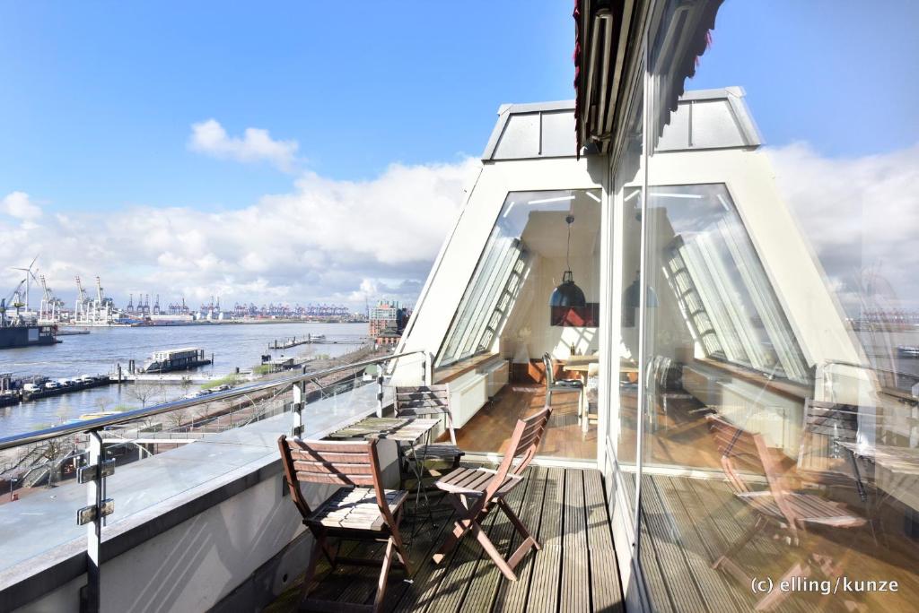 Ein Balkon oder eine Terrasse in der Unterkunft Hamburg Hafenblick