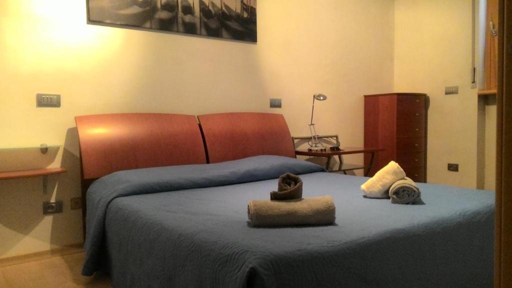 ein Schlafzimmer mit einem Bett mit zwei Handtüchern darauf in der Unterkunft Appartamento Teodorico in Verona