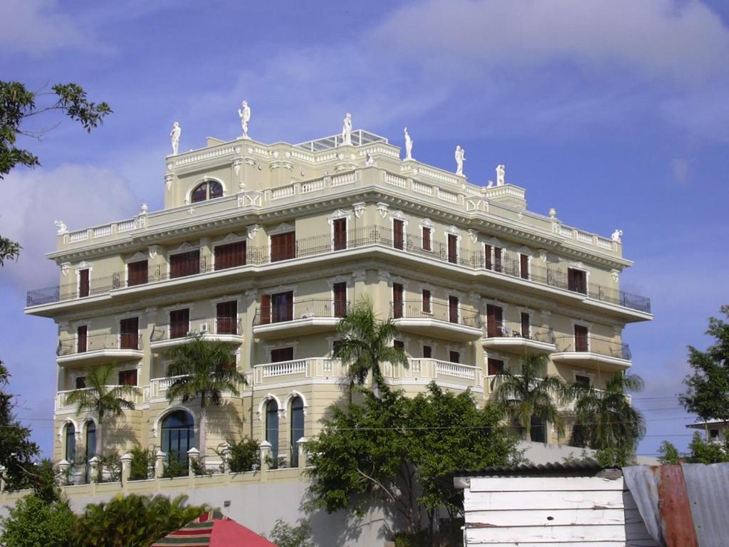 ein großes weißes Gebäude mit Bäumen davor in der Unterkunft Villa Florencia in Boca Chica