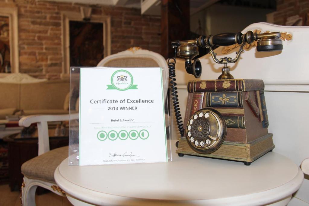 Certifikát, hodnocení, plakát nebo jiný dokument vystavený v ubytování Sphendon Hotel