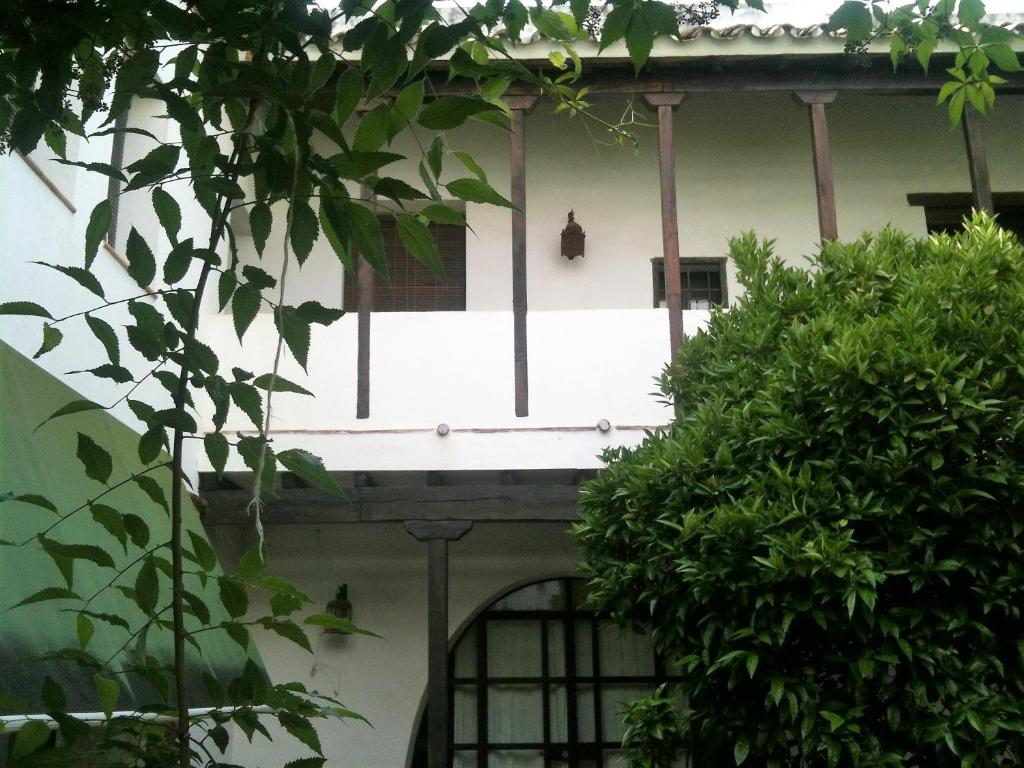 ein weißes Gebäude mit einem Fenster darüber in der Unterkunft Patio Del Limonero in Córdoba