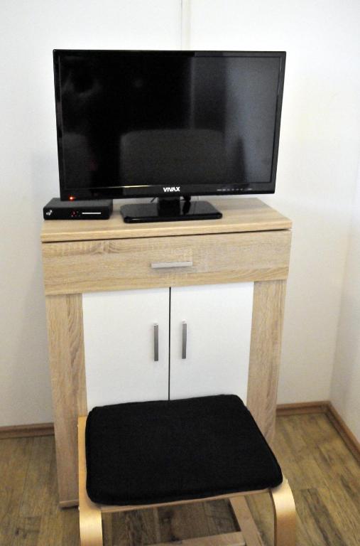 Televízia a/alebo spoločenská miestnosť v ubytovaní Rooms LU&LA