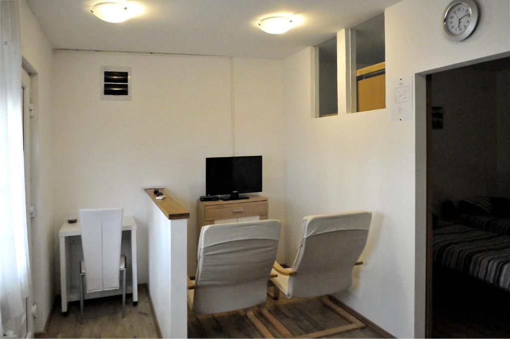 Televízia a/alebo spoločenská miestnosť v ubytovaní Rooms LU&LA