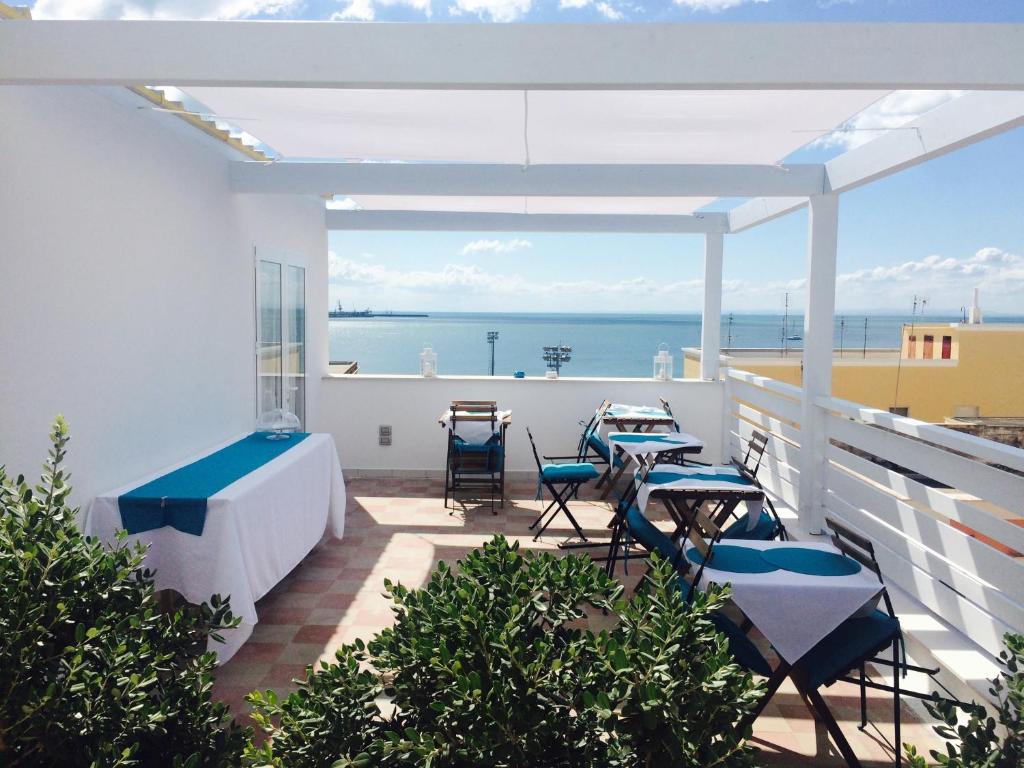 uma varanda com cadeiras e vista para o oceano em B&B Acqua di Sale em Manfredonia