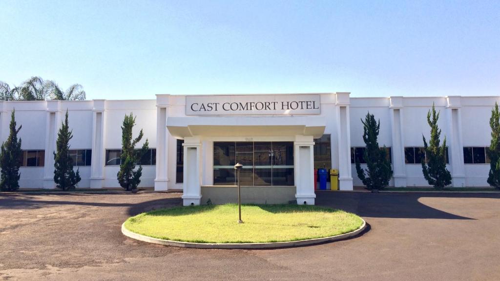 een gebouw met een bord dat het oostelijk comfort hotel leest bij Cast Comfort Hotel in Paranaíba