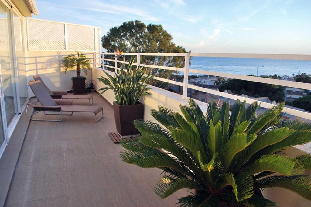 d'un balcon avec des chaises et une vue sur l'océan. dans l'établissement Costabella Penthouse, à Marbella