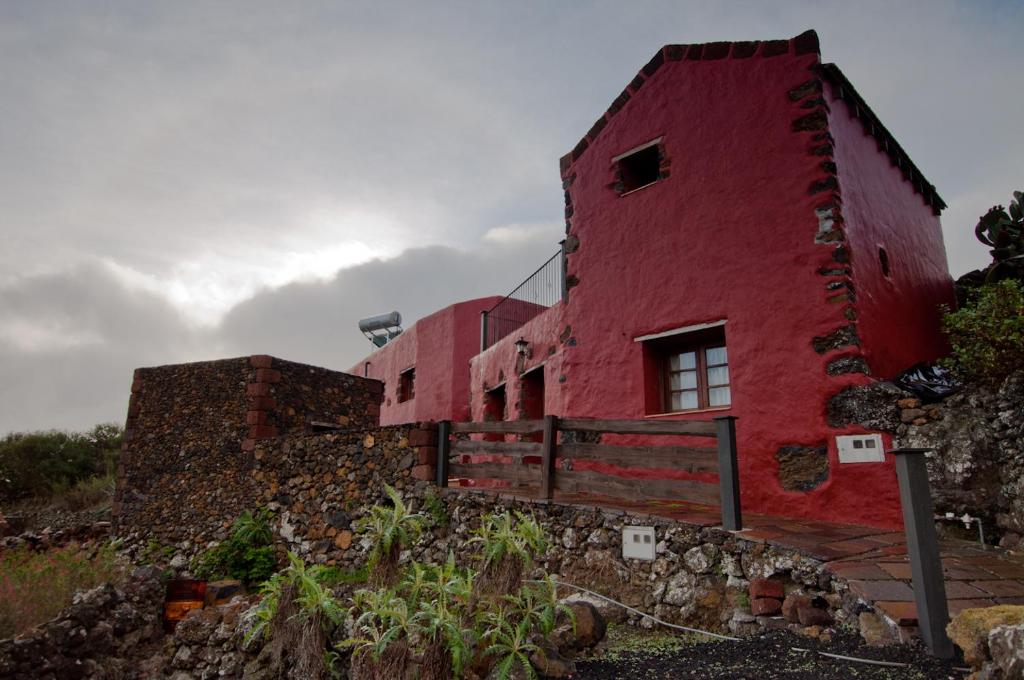 La Torre的住宿－Poblado Jirdana I，山边的红色建筑