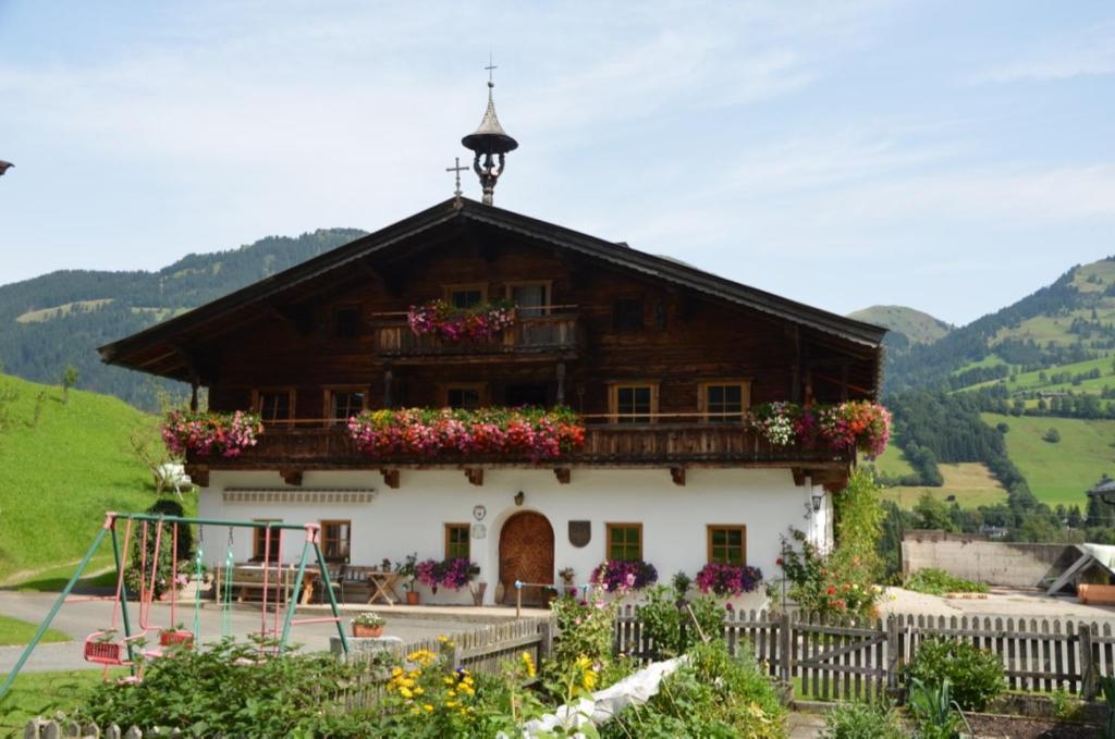 ein Haus mit Blumen davor in der Unterkunft Malernhof in Kitzbühel