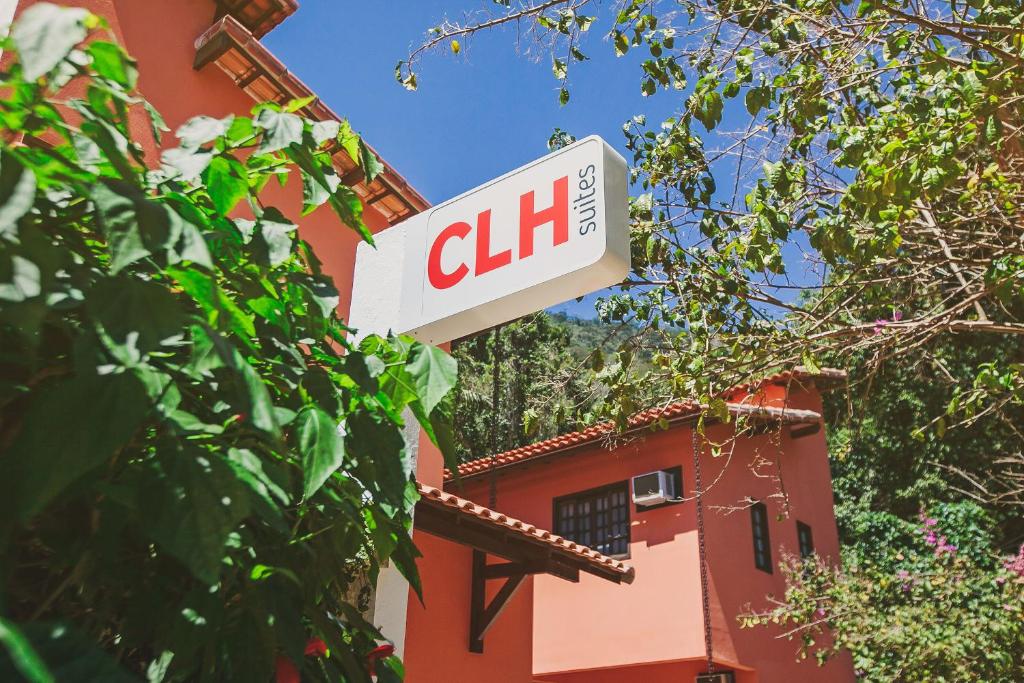 a sign for a clil on the side of a building at CLH Suites Ilha Grande in Abraão