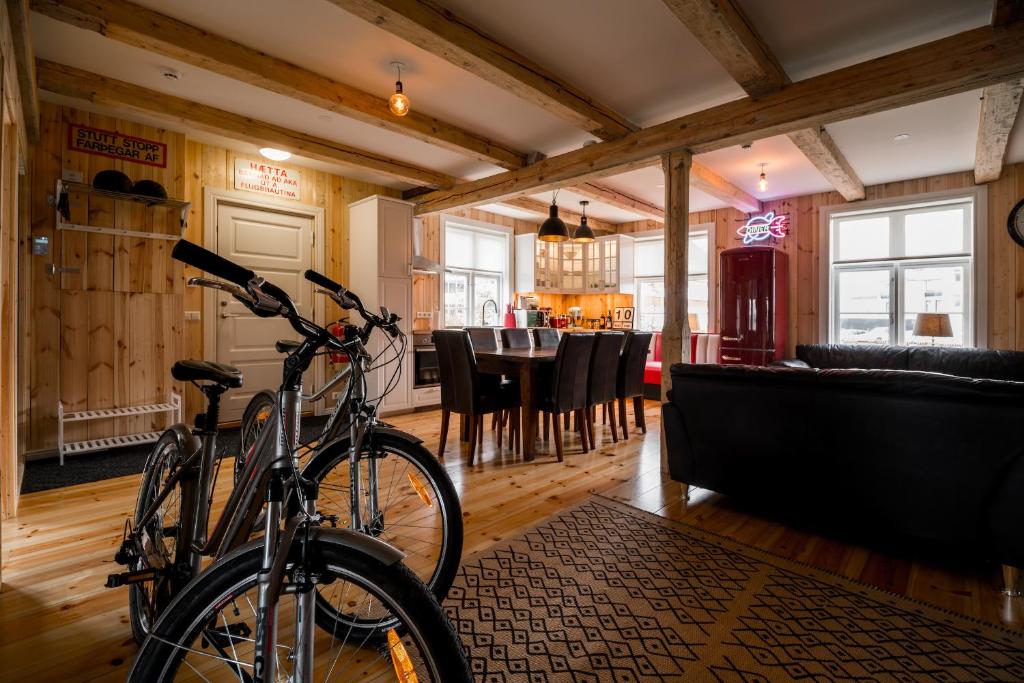 - un vélo garé dans un salon avec une table dans l'établissement Tangs, à Ísafjörður