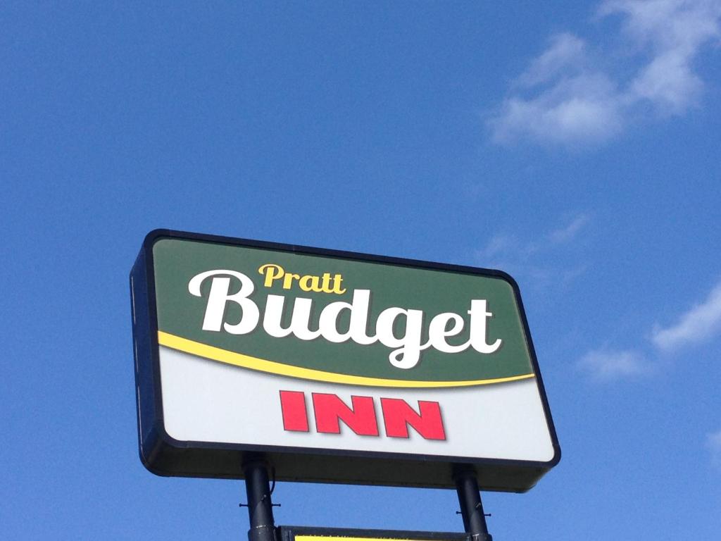 Pratt Budget Inn في Pratt: علامة للبكتيل فوق متجر