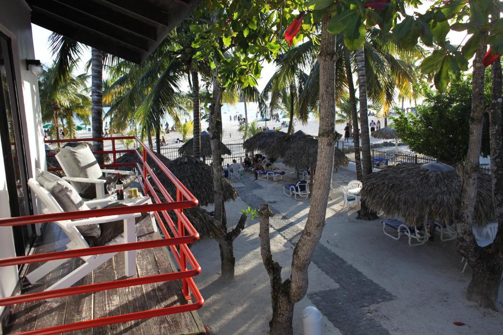 una playa con palmeras y una escalera roja en Hotel Zapata en Boca Chica