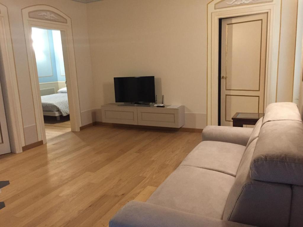 TV a/nebo společenská místnost v ubytování Palazzo Carasi Apartments