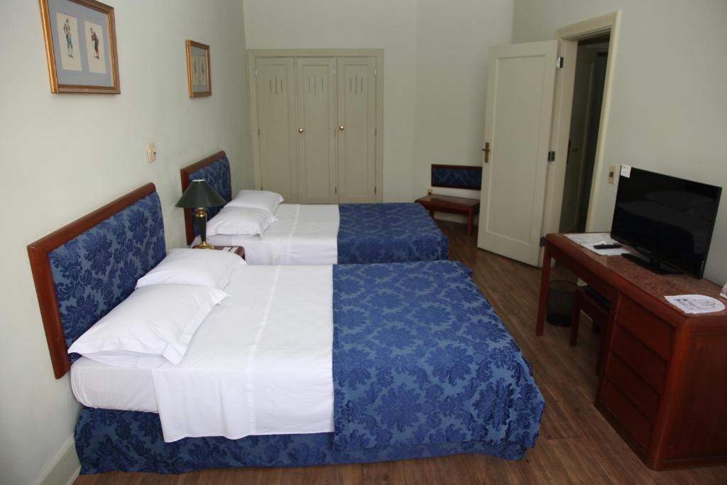 Cama ou camas em um quarto em San Raphael Hotel
