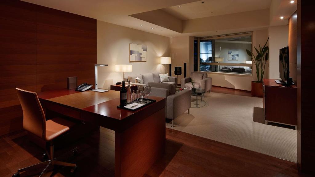 Grand Suite with One King Bed