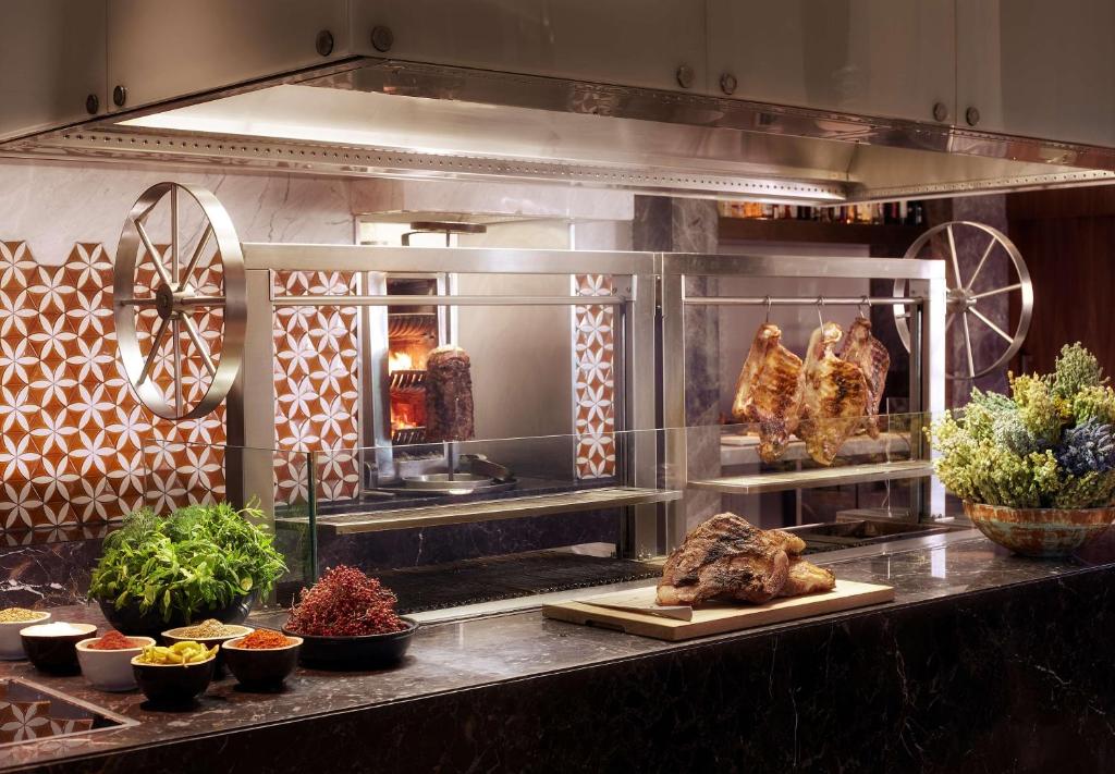 Comida en o cerca de este hotel