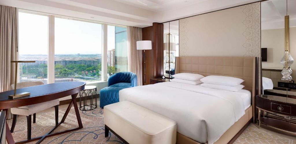 Una habitación de hotel con una cama y un escritorio y un escritorio. en Hyatt Regency Istanbul Atakoy, en Estambul