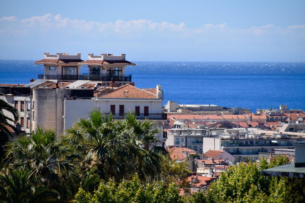 vista su una città con l'oceano sullo sfondo di Appartement terrasse vue mer / nice a Nizza