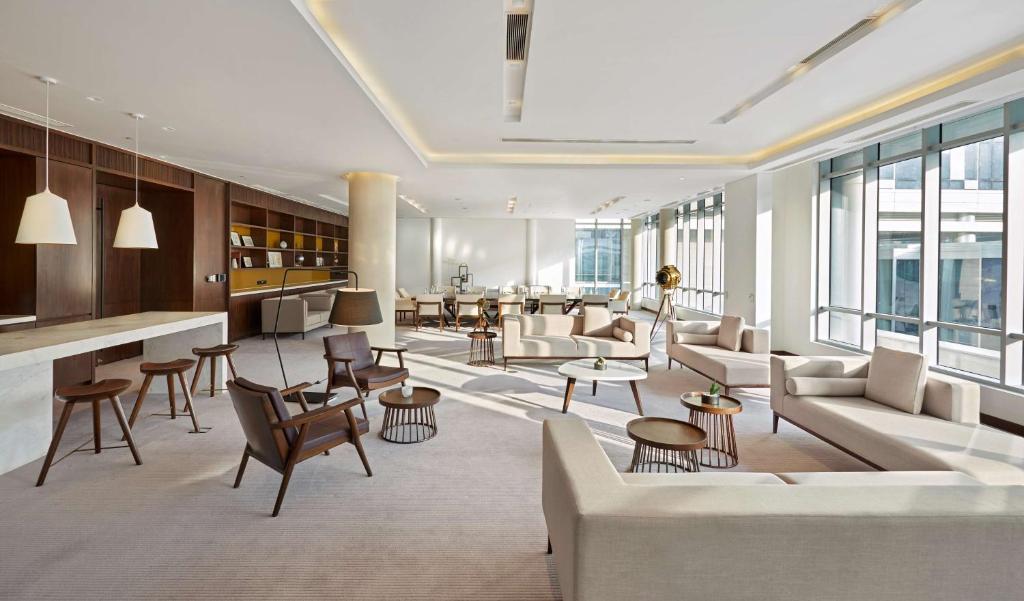 Posezení v ubytování Andaz Delhi, by Hyatt