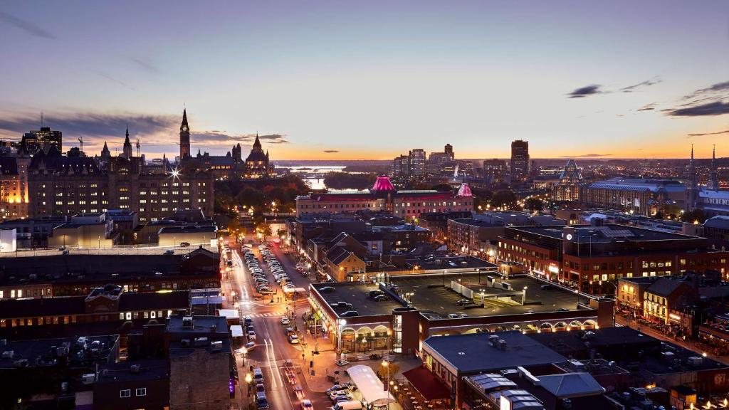 オタワにあるAndaz Ottawa Byward Market, By Hyattの夜の交通の街並み