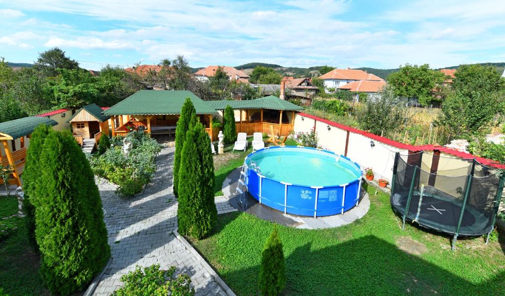 una vista aérea de una casa con bañera de hidromasaje en un patio en Pensiunea Mama Lia en Haţeg