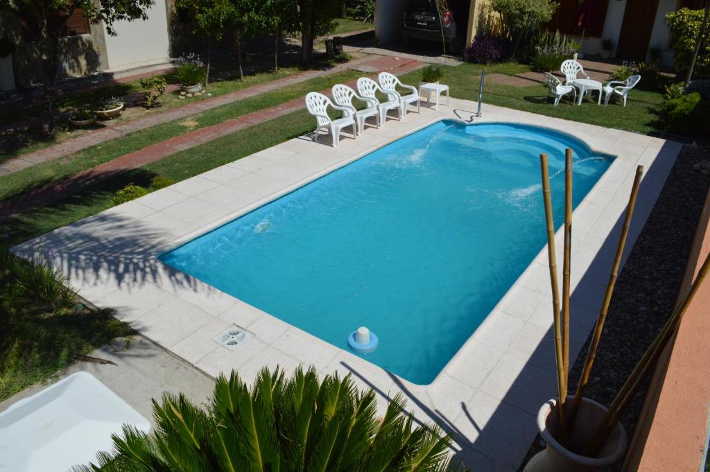 an overhead view of a swimming pool with chairs around it at Departamentos MeliMar in Miramar
